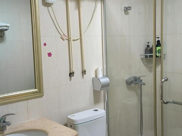 广州朴宿漫享公寓(琶洲国际会展中心店) : photo 5 de la chambre chambre triple avec salle de bains