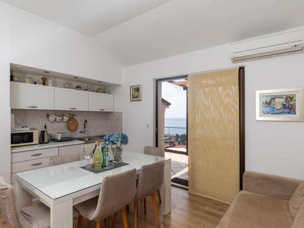 Guest House Kono : photo 8 de la chambre appartement 2 chambres avec balcon et vue sur la mer