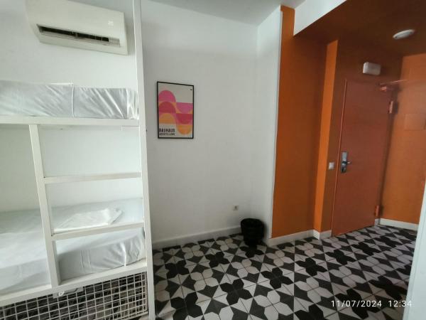 Feel Hostels Soho Malaga : photo 10 de la chambre lit dans dortoir mixte de 6 lits avec salle de bains privative