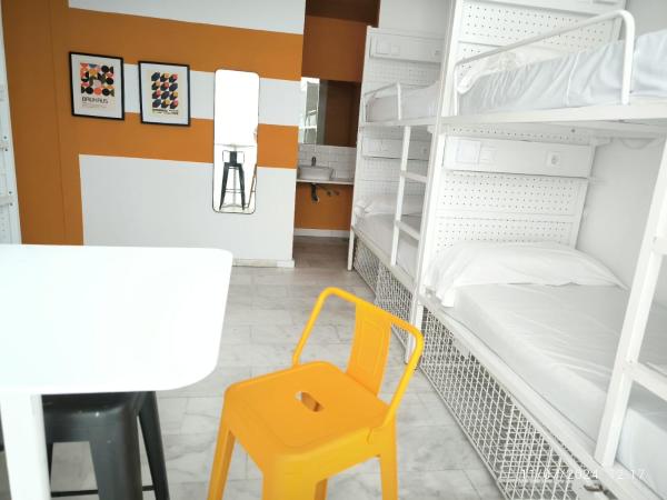 Feel Hostels Soho Malaga : photo 3 de la chambre lit dans dortoir mixte de 6 lits avec salle de bains privative