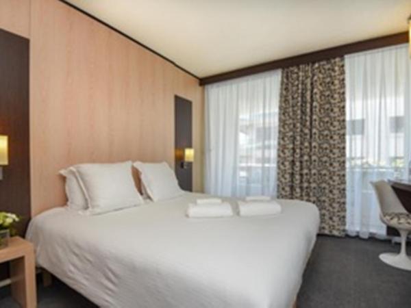 Hôtel Point France : photo 1 de la chambre chambre double avec balcon - vue partielle sur mer