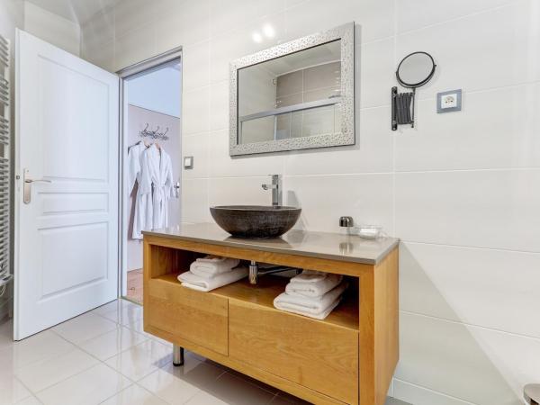 Champagne Domaine Sacret - AY : photo 5 de la chambre chambre lit queen-size