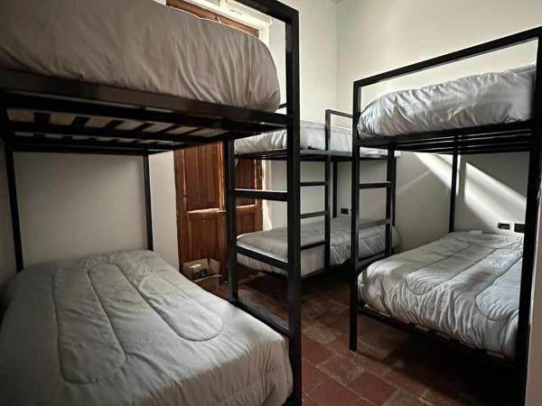 La Félicité Hostel : photo 1 de la chambre dortoir mixte de 6 lits