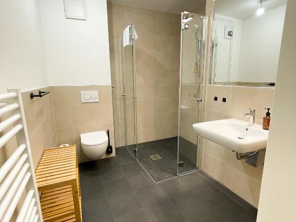 HOLI City Apart Hotel Berlin : photo 6 de la chambre chambre double avec salle de bains privative