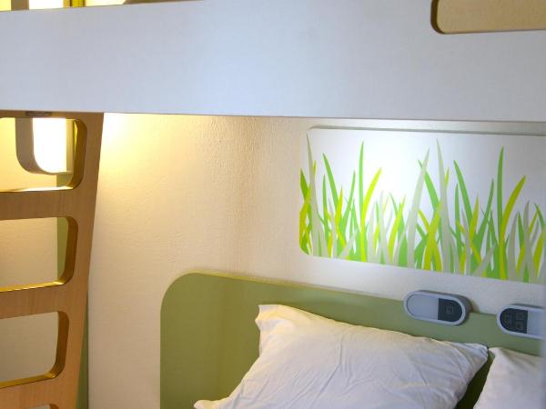 Ibis Budget Toulon Centre : photo 8 de la chambre chambre familiale avec 1 lit double et 2 lits simples