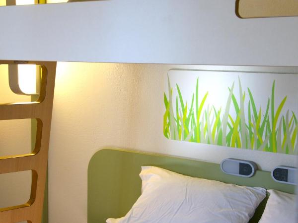 Ibis Budget Toulon Centre : photo 10 de la chambre chambre familiale avec 1 lit double et 2 lits simples