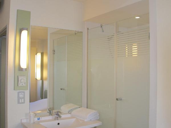 Ibis Budget Toulon Centre : photo 10 de la chambre chambre triple