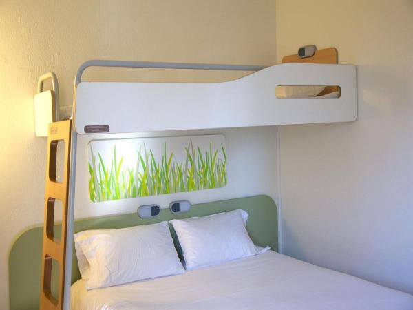 Ibis Budget Toulon Centre : photo 7 de la chambre chambre familiale avec 1 lit double et 2 lits simples