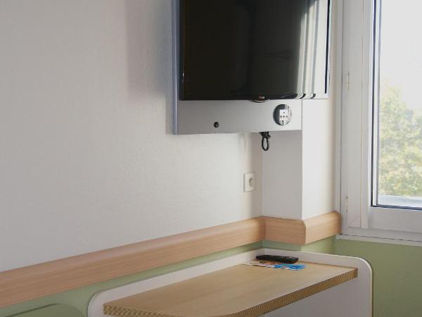 Ibis Budget Toulon Centre : photo 9 de la chambre chambre familiale avec 1 lit double et 2 lits simples