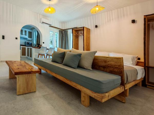 Paraga Suites : photo 2 de la chambre chambre triple avec balcon