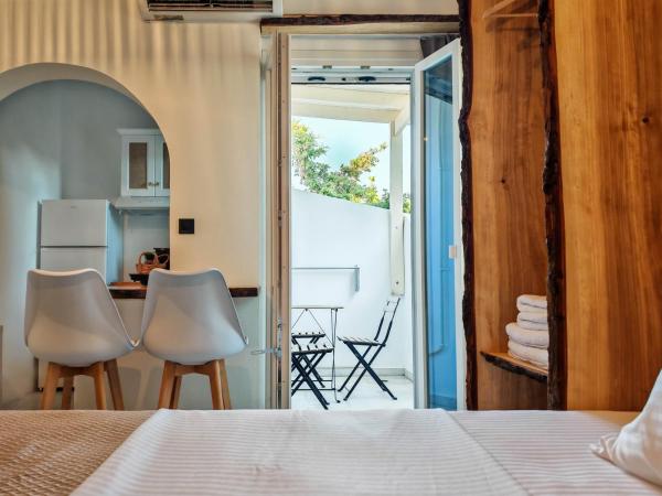 Paraga Suites : photo 1 de la chambre chambre triple avec balcon