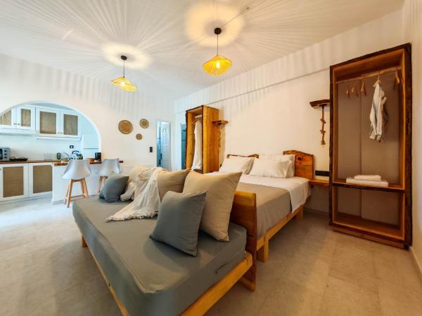 Paraga Suites : photo 1 de la chambre chambre triple avec balcon