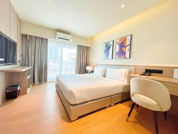 The One Bay Breeze : photo 1 de la chambre chambre double ou lits jumeaux deluxe avec balcon