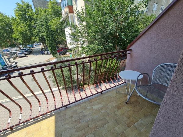 SUBTUB Hostel Makarska : photo 3 de la chambre chambre quadruple avec salle de bains