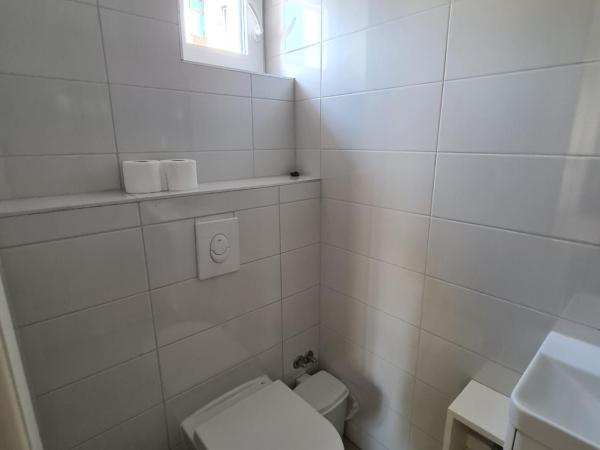 SUBTUB Hostel Makarska : photo 9 de la chambre chambre quadruple avec salle de bains