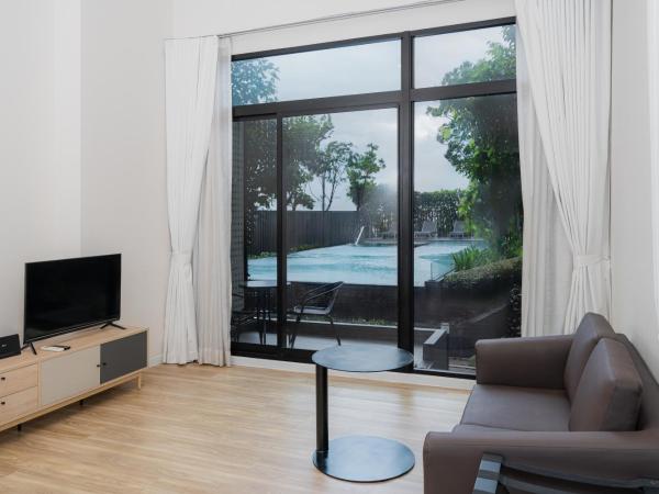 SureStay by Best Western Bangkok Ramintra : photo 3 de la chambre deluxe two-bedroom suite with one queen bed and two single beds - duplex/poolside