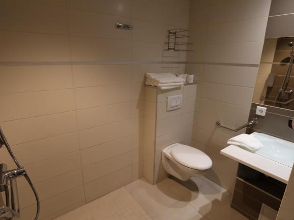 Brit Hotel Montpellier Euromédecine : photo 5 de la chambre chambre double - accessible aux personnes à mobilité réduite 