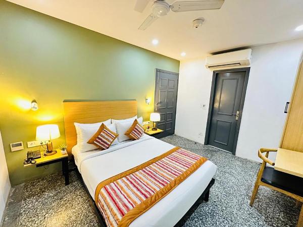 Hotel Golden Saffron By Qotel - Punjabi Bagh Near Metro Station Couple Friendly : photo 8 de la chambre chambre double supérieure
