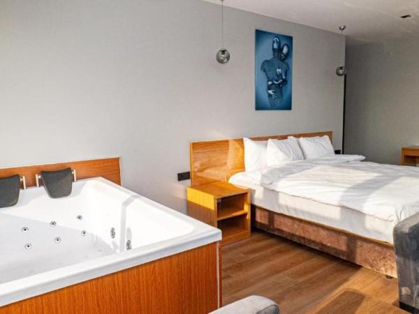 Elite Marmara Bosphorus & Otel : photo 2 de la chambre chambre lit king-size avec baignoire spa