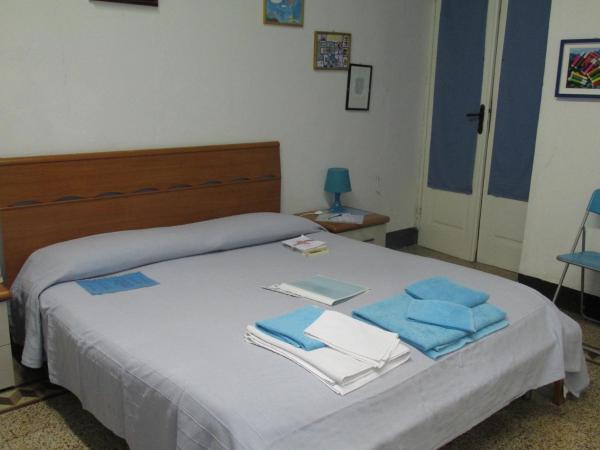 Guest House Erika : photo 7 de la chambre chambre quadruple avec salle de bains privative