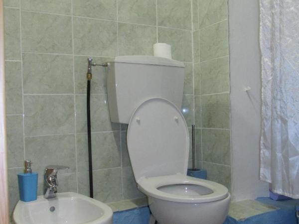 Guest House Erika : photo 6 de la chambre chambre quadruple avec salle de bains privative