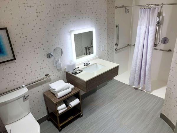 Sonesta Columbus Downtown : photo 6 de la chambre chambre lit queen-size deluxe pour personnes à mobilité réduite - douche accessible en fauteuil roulant