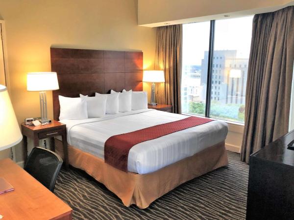 Blake Hotel New Orleans, BW Signature Collection : photo 2 de la chambre suite lit king-size avec canapé-lit et vue sur la ville