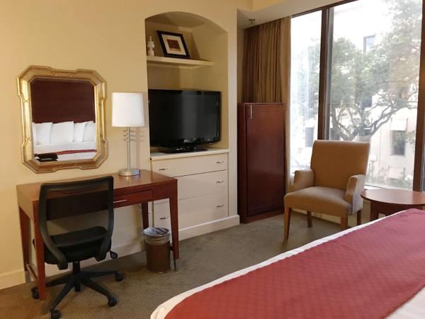 Blake Hotel New Orleans, BW Signature Collection : photo 1 de la chambre chambre lit king-size - vue sur ville