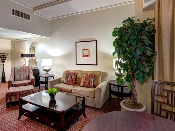 Blake Hotel New Orleans, BW Signature Collection : photo 1 de la chambre suite lit king-size avec canapé-lit et vue sur la ville