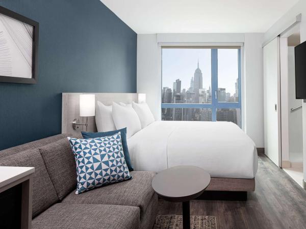 Hyatt Place New York Chelsea : photo 1 de la chambre chambre lit king-size avec canapé-lit - vue sur ville