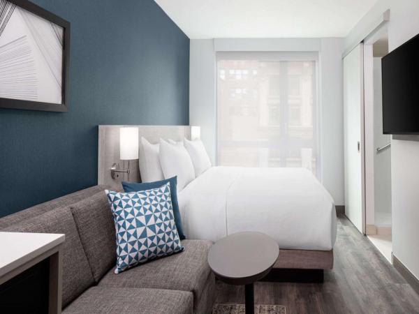 Hyatt Place New York Chelsea : photo 2 de la chambre chambre lit king-size avec douche accessible en fauteuil roulant - adaptée aux personnes à mobilité réduite