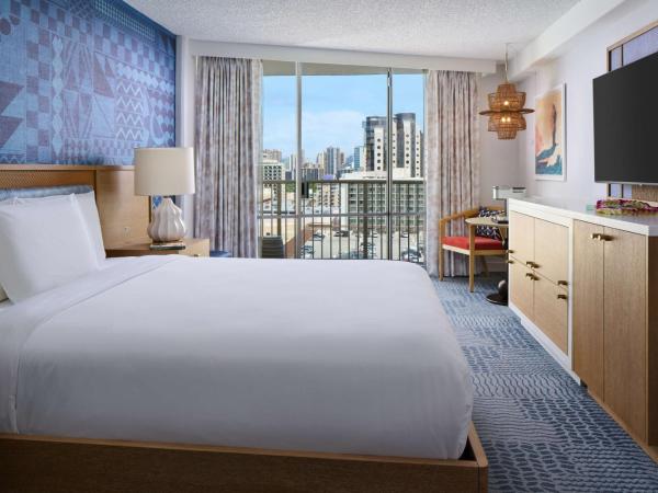 OHANA Waikiki East by OUTRIGGER : photo 1 de la chambre hébergement avec un lit queen-size