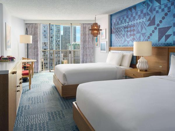 OHANA Waikiki East by OUTRIGGER : photo 1 de la chambre hébergement adapté aux personnes à mobilité réduite avec 2 lits doubles - vue sur waikiki