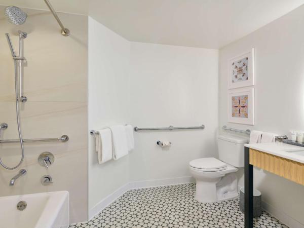 OHANA Waikiki East by OUTRIGGER : photo 4 de la chambre hébergement adapté aux personnes à mobilité réduite avec 2 lits doubles - vue sur waikiki