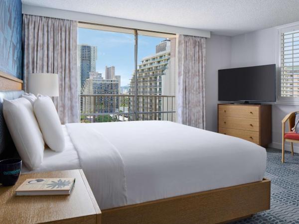 OHANA Waikiki East by OUTRIGGER : photo 1 de la chambre studio avec kitchenette et 1 lit king-size