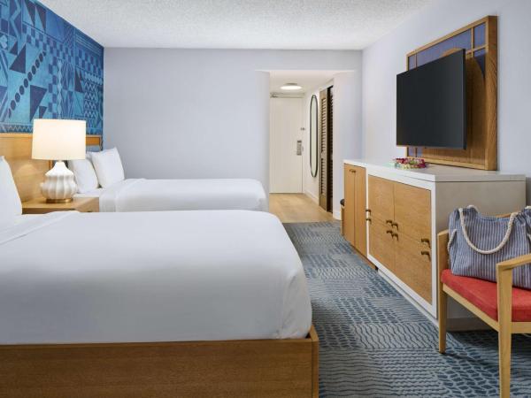 OHANA Waikiki East by OUTRIGGER : photo 3 de la chambre hébergement adapté aux personnes à mobilité réduite avec 2 lits doubles - vue sur waikiki