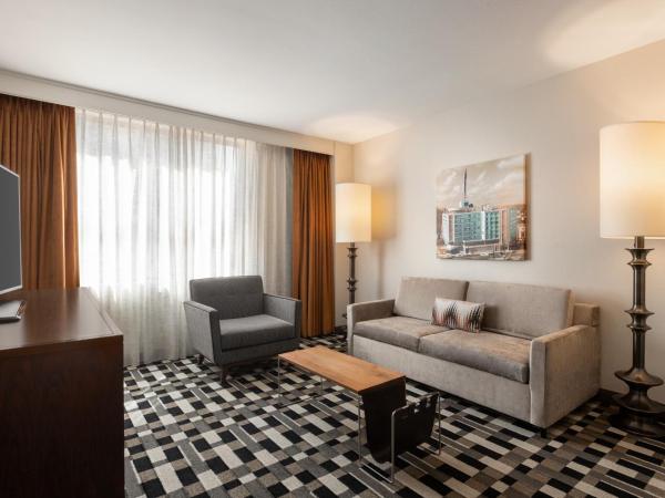 The American Hotel Atlanta Downtown, Tapestry Collection by Hilton : photo 1 de la chambre suite lit king-size avec canapé-lit