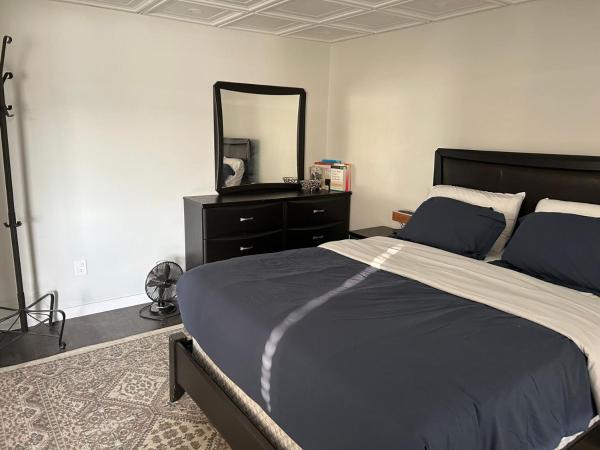 Executive Walkout Basement Suite - Close to Banff : photo 3 de la chambre chambre standard lit queen-size