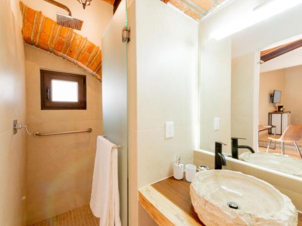 Casa Victoria Malecón - Adults Only : photo 9 de la chambre chambre lit queen-size - vue sur piscine