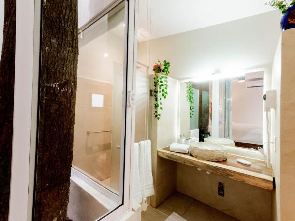 Casa Victoria Malecón - Adults Only : photo 6 de la chambre chambre lit king-size - vue sur piscine