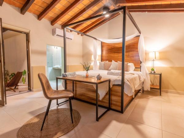 Casa Victoria Malecón - Adults Only : photo 4 de la chambre chambre lit king-size avec balcon