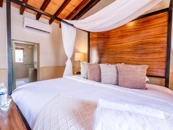 Casa Victoria Malecón - Adults Only : photo 8 de la chambre chambre lit king-size avec balcon