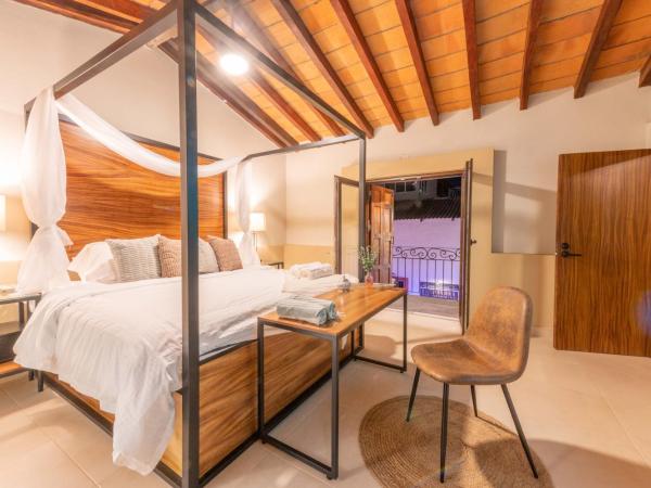 Casa Victoria Malecón - Adults Only : photo 1 de la chambre chambre lit king-size avec balcon