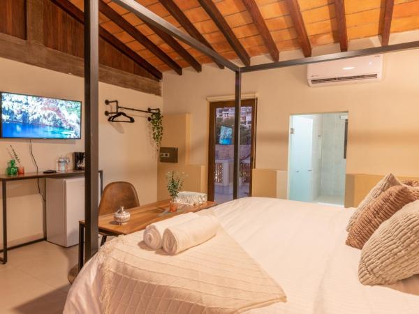 Casa Victoria Malecón - Adults Only : photo 3 de la chambre chambre lit king-size avec balcon