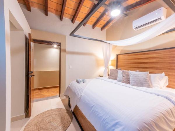 Casa Victoria Malecón - Adults Only : photo 6 de la chambre chambre lit king-size avec balcon