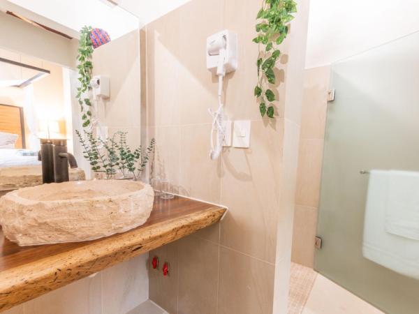 Casa Victoria Malecón - Adults Only : photo 1 de la chambre chambre lit king-size avec balcon