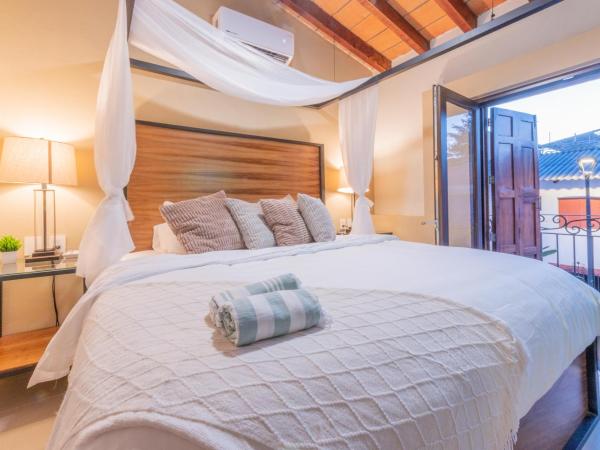 Casa Victoria Malecón - Adults Only : photo 5 de la chambre chambre lit king-size avec balcon