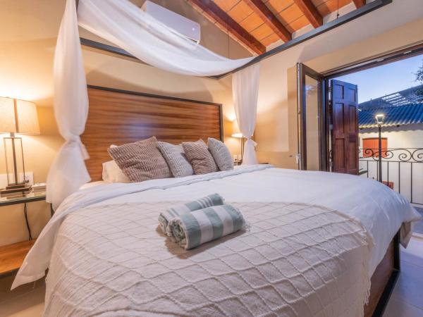 Casa Victoria Malecón - Adults Only : photo 2 de la chambre chambre lit king-size avec balcon