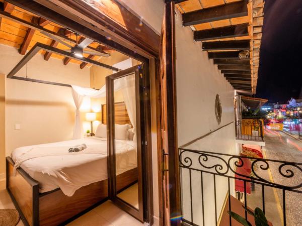 Casa Victoria Malecón - Adults Only : photo 9 de la chambre chambre lit king-size avec balcon