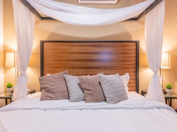 Casa Victoria Malecón - Adults Only : photo 8 de la chambre chambre lit king-size avec balcon